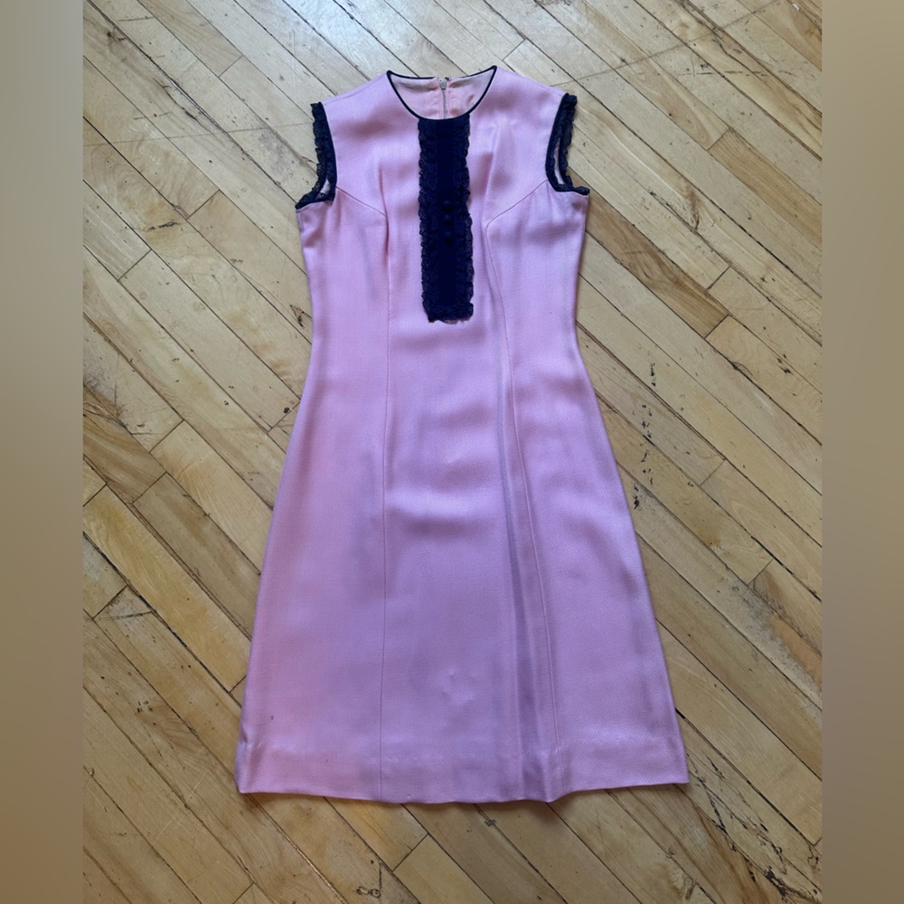 Vintage Pink Sleeveless Shift Dress with navy blue Lace Trim